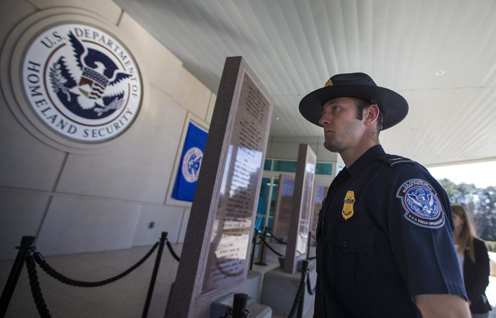 Nick Sunderhaus, jefe de la división de la Academia de Operaciones de Campo de la CBP, camina junto a un monumento que rememora a los integrantes de la Seguridad Nacional que murieron en cumplimiento de su deber. (Jesse Costa/WBUR)