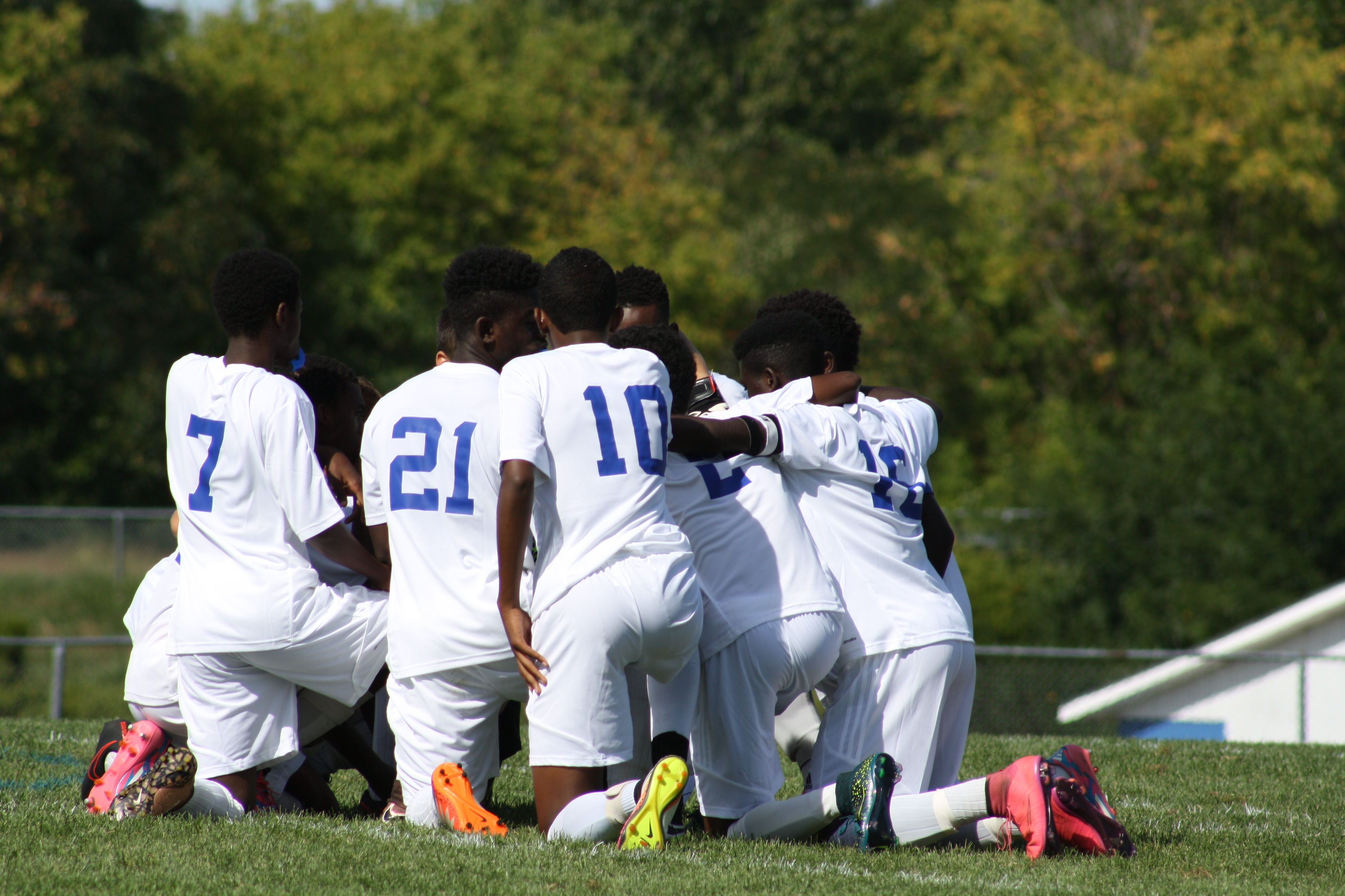 The Lewiston Blue Devils huddle before a game. (Amy Bass)