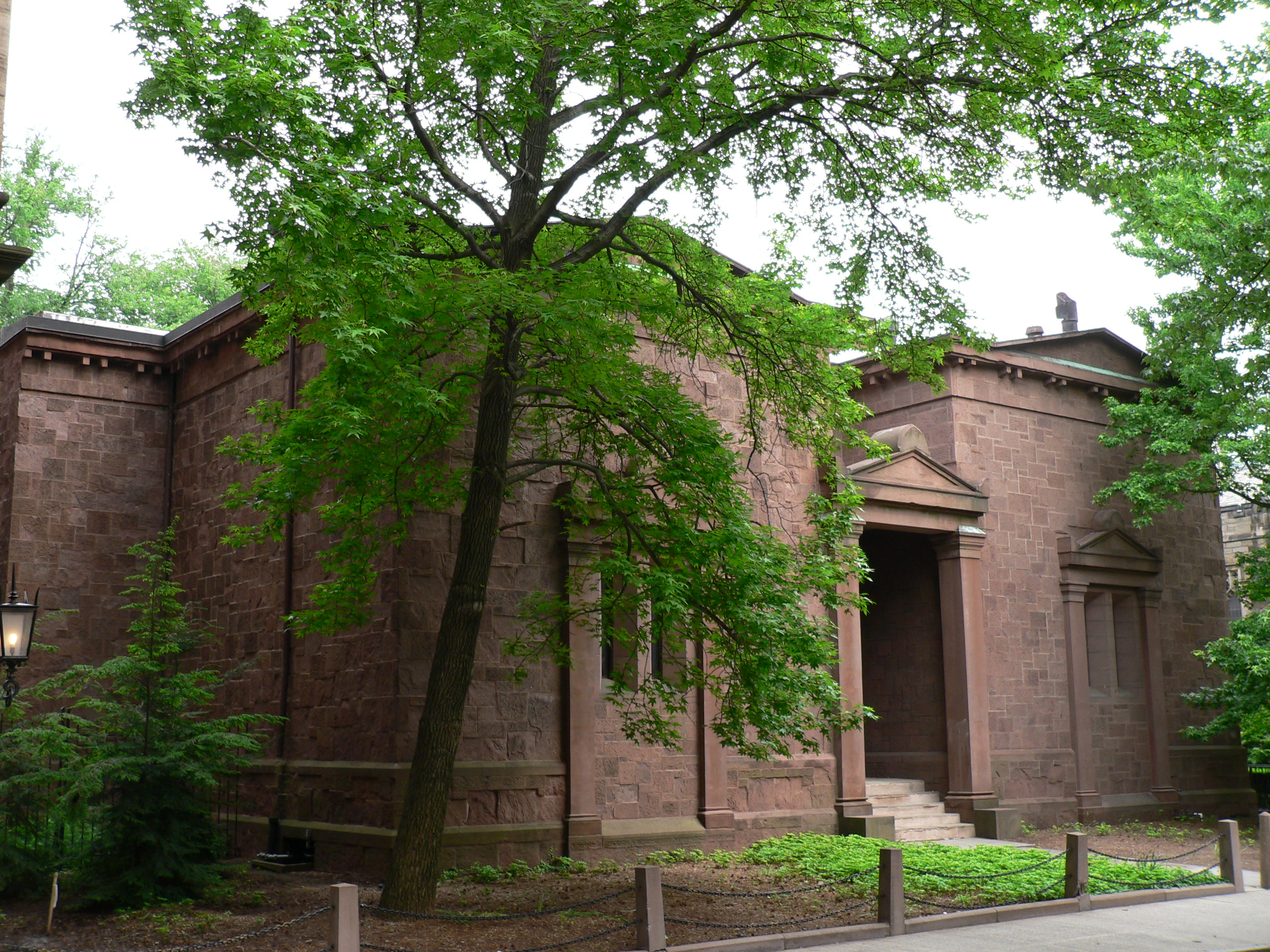 The Tomb, the windowless headquarters of the secret society, Skull and Bones, on the campus of Yale University. Photo by BoolaBoola2 from Wikimedia Commons.