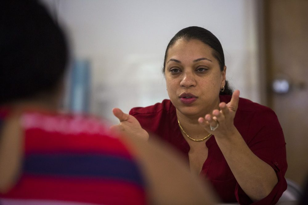 Olga Guerrero es una trabajadora social del Distrito Escolar Público de Lowell. (Jesse Costa/WBUR)