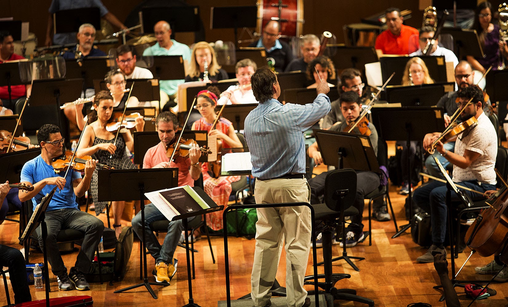 Maximiano Valdés, director de música de la Orquesta Sinfónica de Puerto Rico, dirige la sinfonía durante un ensayo. (Jesse Costa/WBUR)