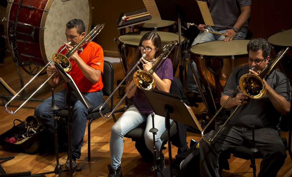 El ensayo del grupo de trombones de la Orquesta Sinfónica de Puerto Rico. (Jesse Costa/WBUR)