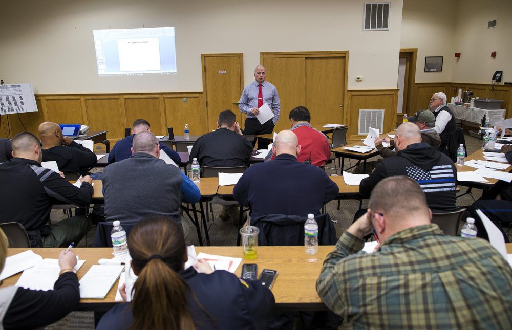 Scott dice que ha entrenado a casi 1.000 funcionarios del orden público en departamentos de policía y correccionales en toda New England. (Jesse Costa/WBUR)