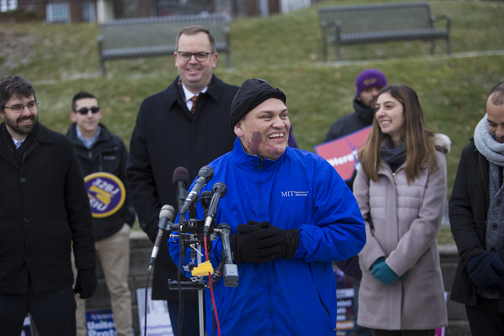 Francisco Rodríguez habla con los medios en el parque Bellingham Hill, en Chelsea, sobre su liberación de la custodia por parte de los funcionarios de inmigración. (Jesse Costa/WBUR)