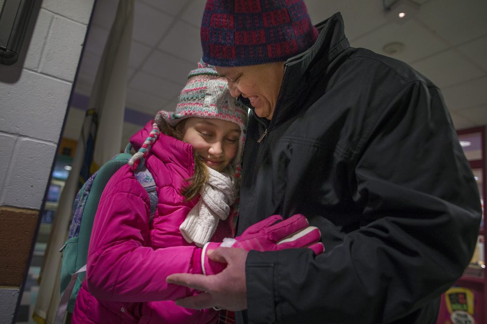 Francisco Rodríguez se reúne con su hija de 10 años, Mellanie, después de clases en Chelsea el día después de ser liberado de detención por los funcionarios de inmigración. (Jesse Costa/WBUR)