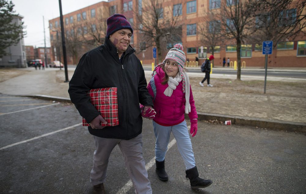 Mellanie dijo que estaba encantada de ser recibida nuevamente por su padre al final del día de escuela. (Jesse Costa/WBUR)