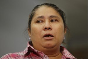 Gladys Fuentes, una de las cinco trabajadoras de la cocina que presentaron una demanda por acoso sexual contra McCormick y Schmick's, hace un recuento de sus experiencias el martes en Boston. (Stephan Savoia/AP)