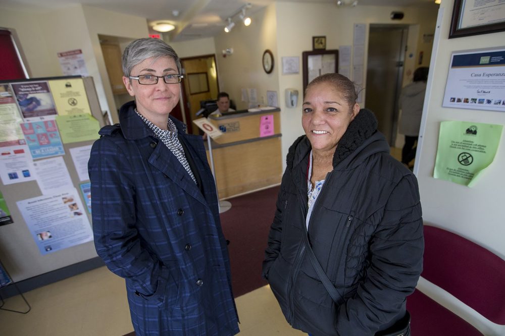 La directora ejecutiva, Emily Stewart, a la izquierda, y la directora de programas, Anna Rodríguez, de pie en el lobby del Servicio Ambulatorio de Casa Esperanza Familias Unidas. (Jesse Costa/WBUR)