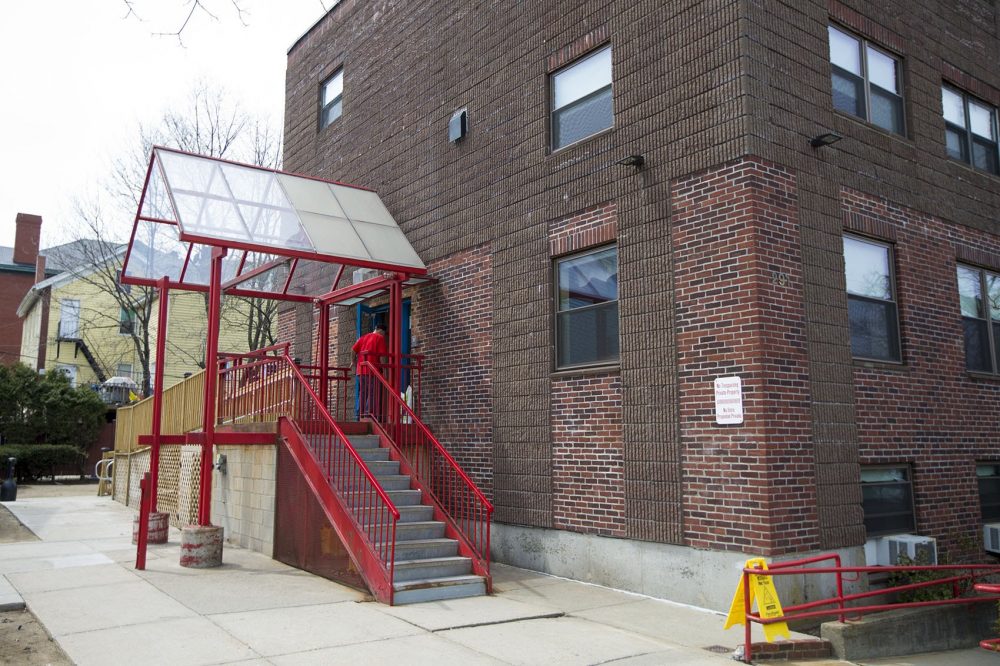 Un residente entra al programa de hombres de Casa Esperanza en Roxbury. (Jesse Costa/WBUR)