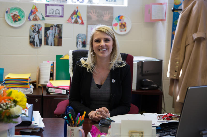 La directora Azra Redzic sentada en su oficina en la Escuela Primaria Sánchez de Hartford. (Ryan Caron King/Connecticut Public Radio)