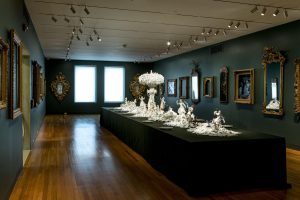 Bouke de Vries, War and Pieces, 2012 (installation view). 18th-, 19th-, and 20thcentury porcelain, plastic, sprayed plaster, acrylic, steel, aluminum, gilded brass, and mixed media. Photo courtesy of Wadsworth Atheneum Museum of Art.