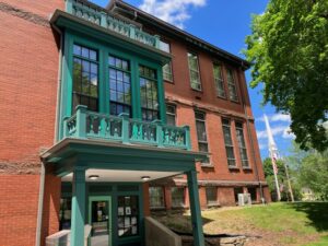 A photo that shows the front facade of the Barre Museum in Massachusetts.