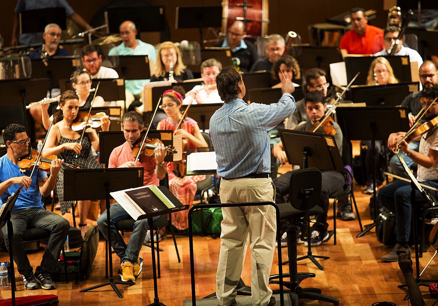 Maximiano Valdés, director de música de la Orquesta Sinfónica de Puerto Rico, dirige la sinfonía durante un ensayo. (Jesse Costa/WBUR)