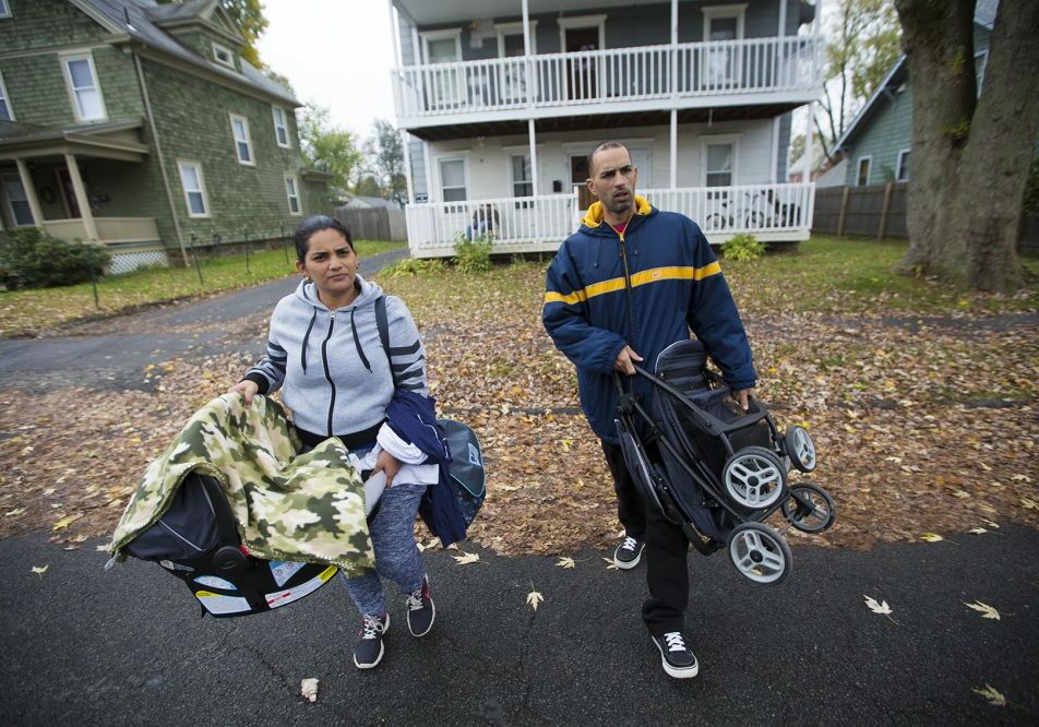 Alicea y Santini caminan en las afueras de su departamento en Greenfield de camino a Enlace de Familias. (Jesse Costa/WBUR)