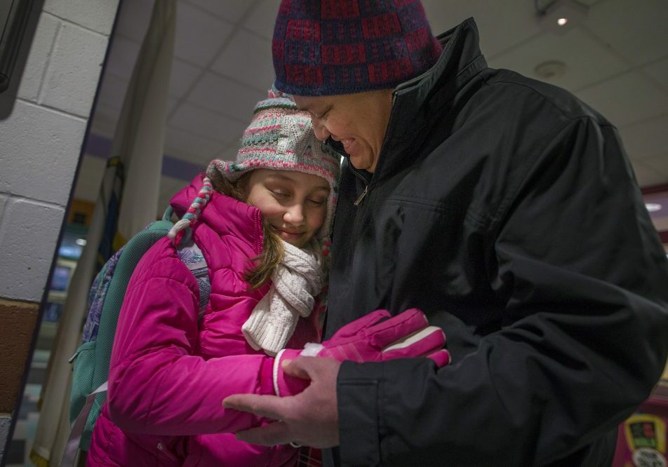 Francisco Rodríguez se reúne con su hija de 10 años, Mellanie, después de clases en Chelsea el día después de ser liberado de detención por los funcionarios de inmigración. (Jesse Costa/WBUR)