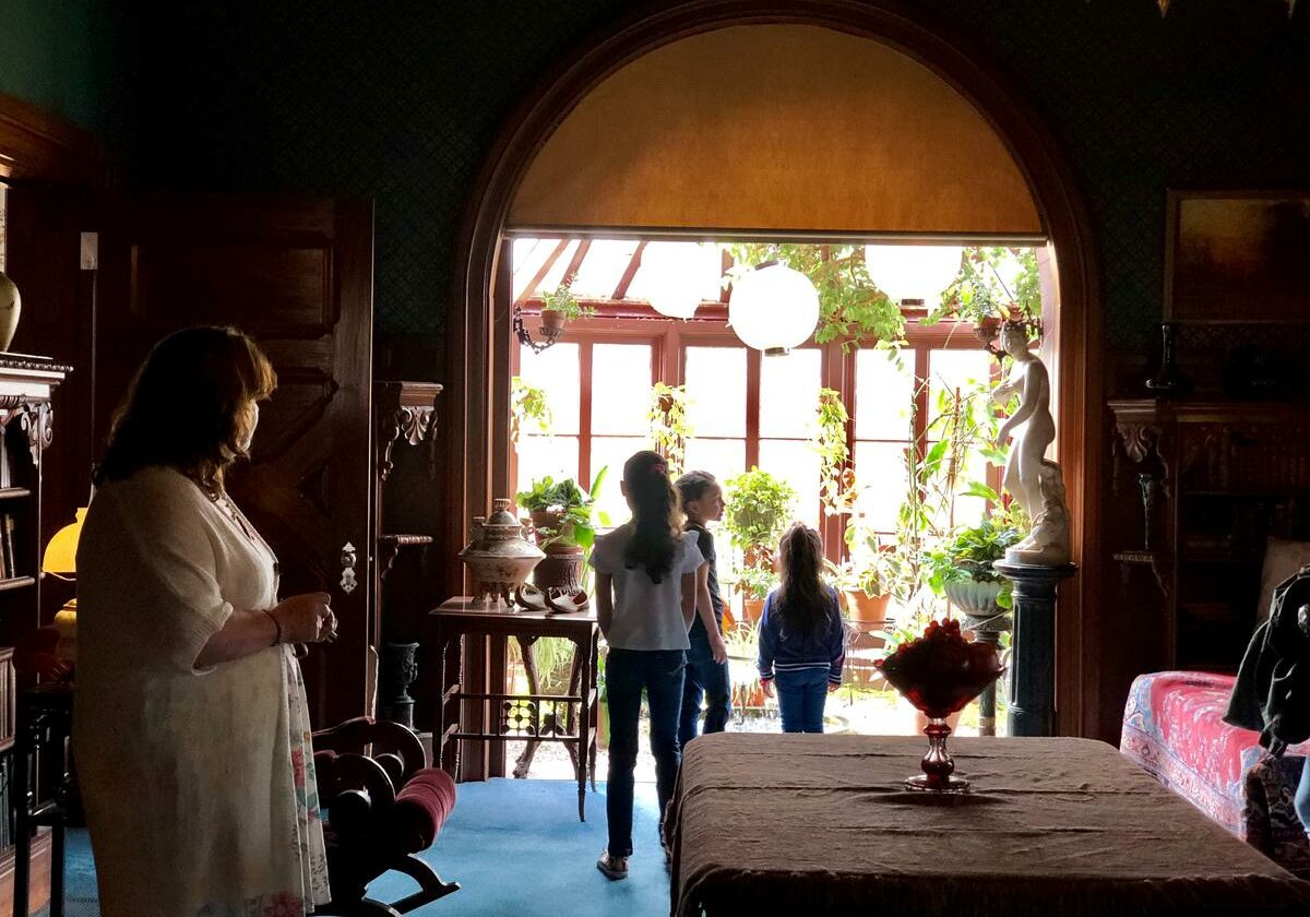 Puerto Rican evacuees were guests at the Mark Twain House during a recent private tour of the national historic landmark in Hartford. Photo by Vanessa de la Torre for Connecticut Public Radio